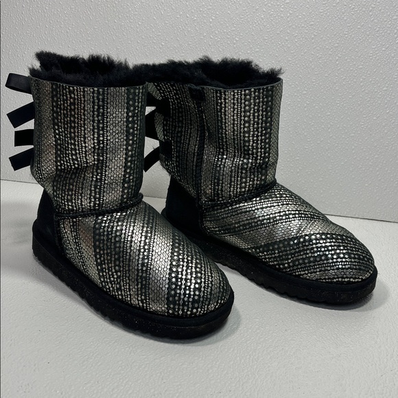 UGG Girl’s Bow Size 4 Warm Stylish Boots 1004797K - Picture 2 of 5